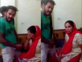 Aunty Puck gives blowjobs to street boys in Pakistani video