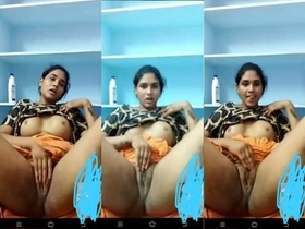 Desi girl flaunts her naked body on MMS