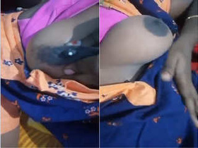 Indian amateur bhabhi flaunts her big boobs in exclusive video