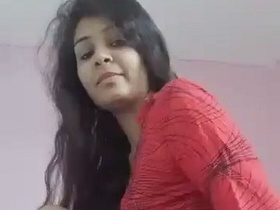 Indian girl flaunts her cute butt in a solo video
