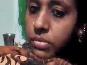 Tamil bhabhi takes naughty selfie for boyfriend