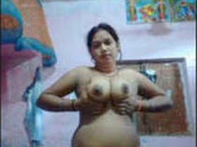 Bhabhi's nude body on full display in steamy video