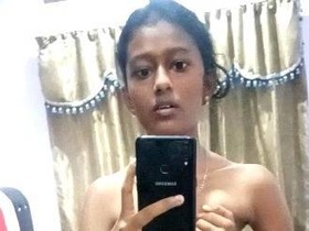 Tamil teenager masturbates with selfies in nude selfie video