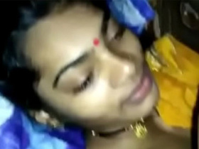 Indian auntie gives a sloppy blowjob in HD video