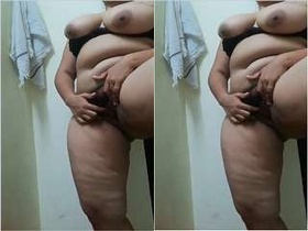 Horny Indian girl shows off her pussy and boobs in exclusive video