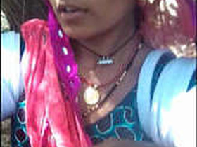 Indian girl records her body for her boyfriend in a seductive manner