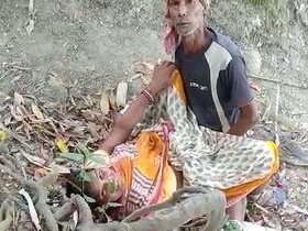 Dehati sex video of Bihar Bhojpuri baba in the wild