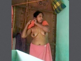 Mallu aunty Tia flaunts her curves in sexy lingerie