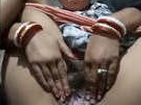 Bhabhi pleasures herself in a steamy video