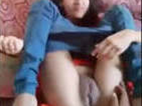 Cleaned and fucked: Indian woman brushes her pussy in hot video