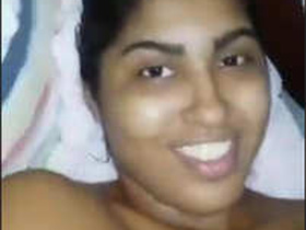 Bhabhi in saree flaunts her navel and shows off her assets