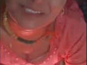 Hot Desi bhabhi performs oral sex in a steamy video