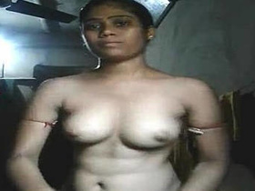 Country babe Desi's nude selfies go viral