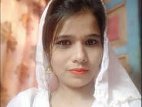 Indian girl flaunts her breasts in a steamy video