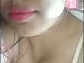 Pakistani bhabhi flaunts her breasts in seductive display