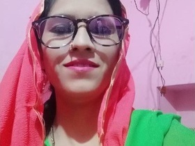 Indian girl pleasures herself with her fingers