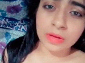 Horny Indian woman gets naked and gives a sensual mms