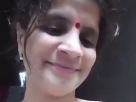 Indian babe flaunts her big ass in solo video