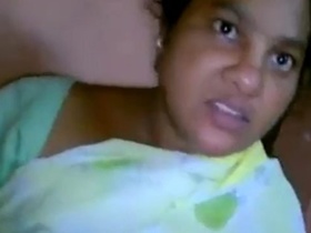 Desi aunty with a sexy face and body