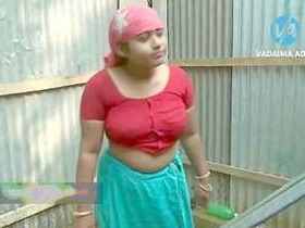 Desi bhabi spits in a bathtub for your pleasure