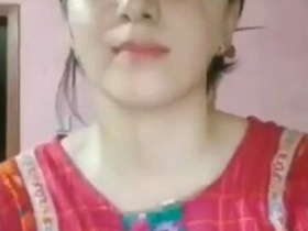 Beautiful girl from Paki shows off her body