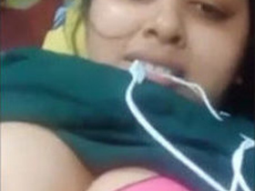 Big-boobed village bhabi from India gets naughty