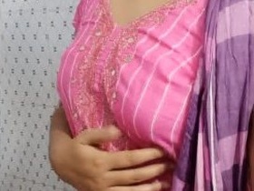 Desi girl bathing: Naked and sexy