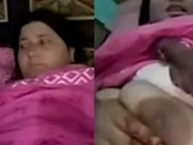 Pakistani aunty Fozia flaunts her big boobs
