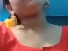 Beautiful Bengali girl flaunts her body in a steamy video