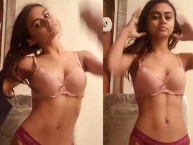 Slim and sexy beauty bares all in nude MMS video