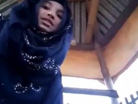 Curvy hijabi teen flaunts her beautiful pussy