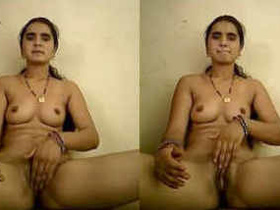 Married Indian wife pleasures herself with fingers