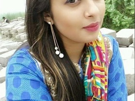 Bengali babe flaunts her big breasts in a steamy video