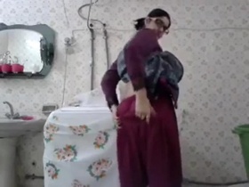 Girlfriend in the bathroom: A super hot video