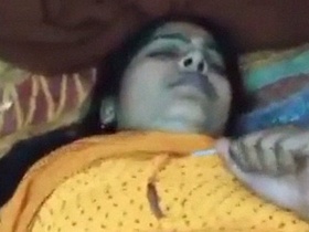 Desi aunty in saree gets shaved and fucked hard
