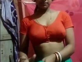 Bhabi from village flaunts her saree in open