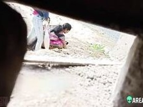 Desi girl in a sari enjoys making a MMC video of her peeing