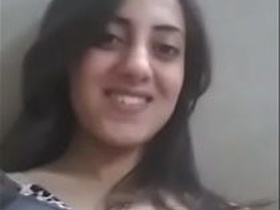 Indian girl reveals her big tits in Xnxx video