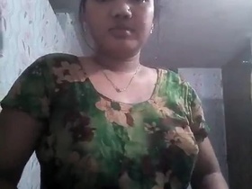 Sexy Bangali bhabi flaunts her curves