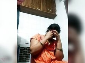 Livecam of an Indian housewife exposing her body and giving a blowjob