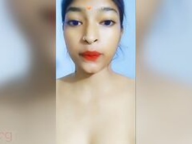 Indian teenager bares her breasts in MMC video