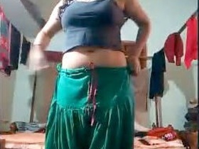 Indian bhabi pleasures herself with her fingers