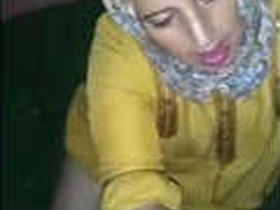 Pakistani bhabhi wears hijab while giving blowjob