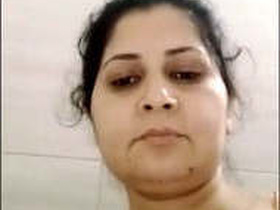 Indian bhabhi pleasures herself with her fingers