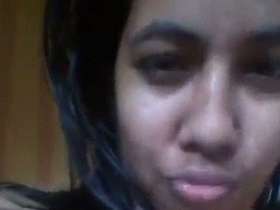 Indian babe takes nude bathroom selfies in steamy video