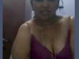Desi aunty shows off her fashion sense with a selfie camera