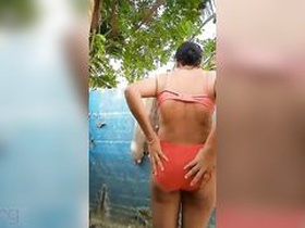 Desi bhabhi's nude MMS reveals her sexy body in outdoor bath