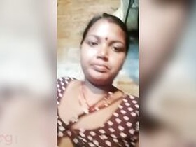 Indian village bhabhi flaunts her natural breasts and bald pussy in nude MMS