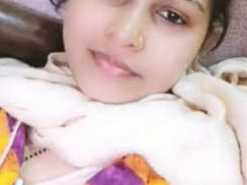 Curvy Indian bhabhi gets livecam sex