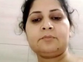 Bhabhi's solo play with her fingers